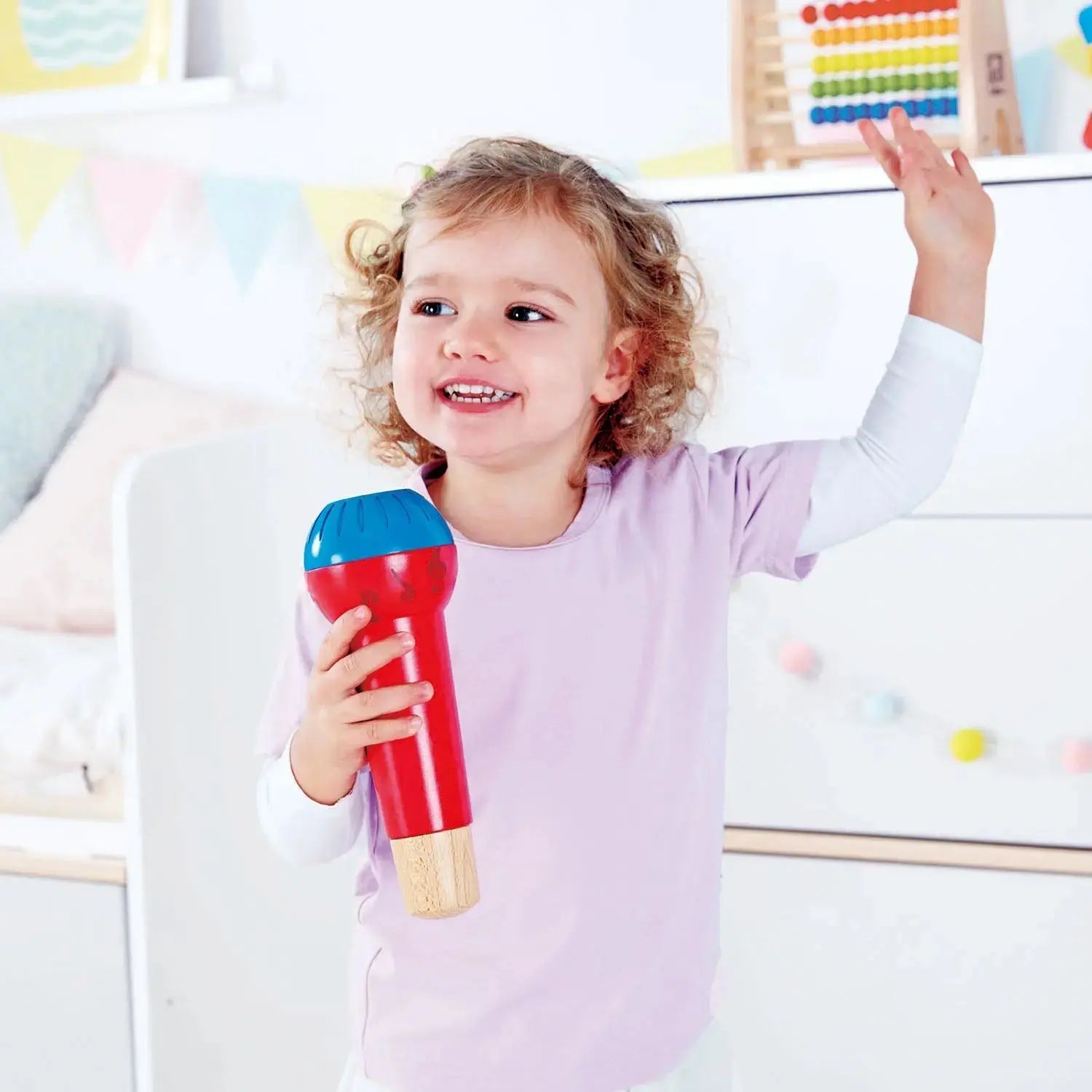 micrófono de juguete de madera para niño/as marca hape