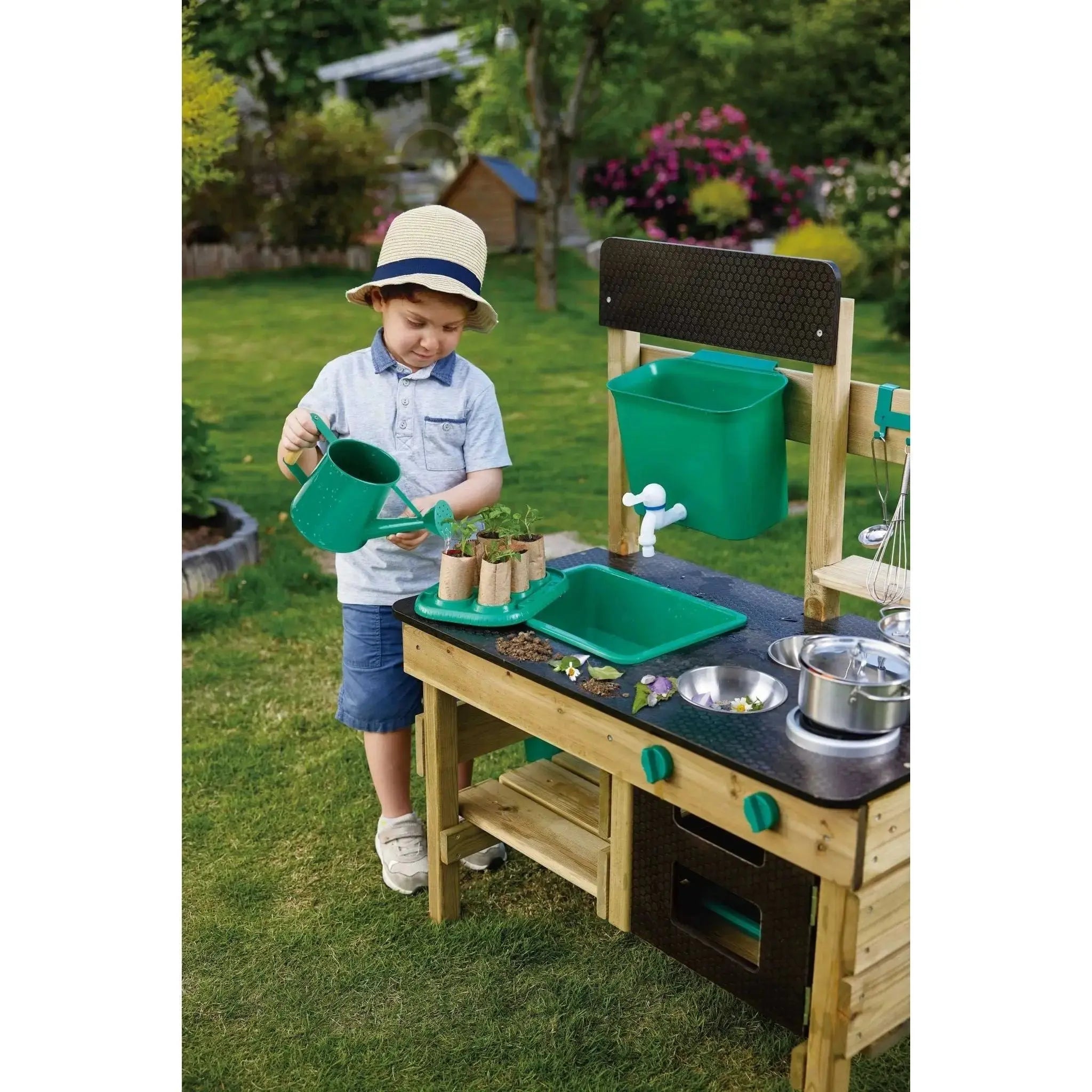 Hape Outdoor Mud Kitchen detail