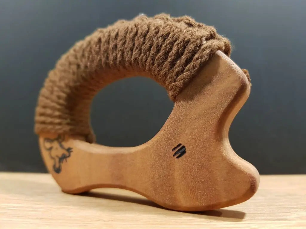Senger Wooden Grasping Toy with Yarn - Hedgehog Senger